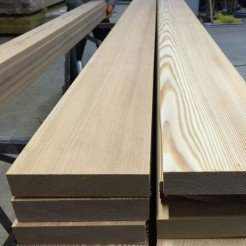 Строганная доска из лиственницы 40x200x6000 мм Строганная доска из лиственницы 40x200x6000 мм